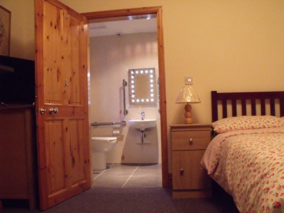 Cosy Ground Floor Disabled Friendly Room In Farm House Llandderfel Bagian luar foto