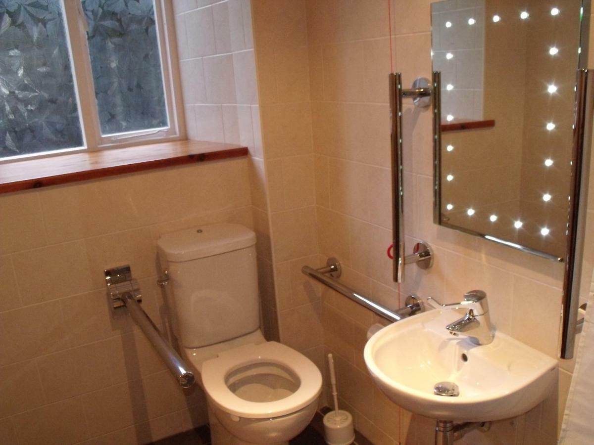 Cosy Ground Floor Disabled Friendly Room In Farm House Llandderfel Bagian luar foto